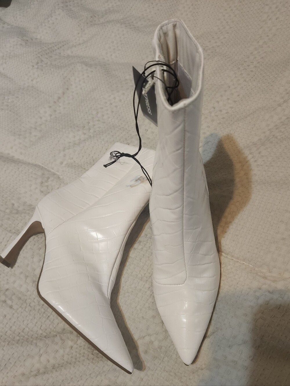 Express White Croc-Embossed Faux Leather Pointed Toe Ankle Boots Size 8